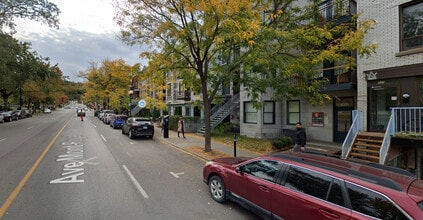 Building Photo - 211 Av du Mont-Royal O