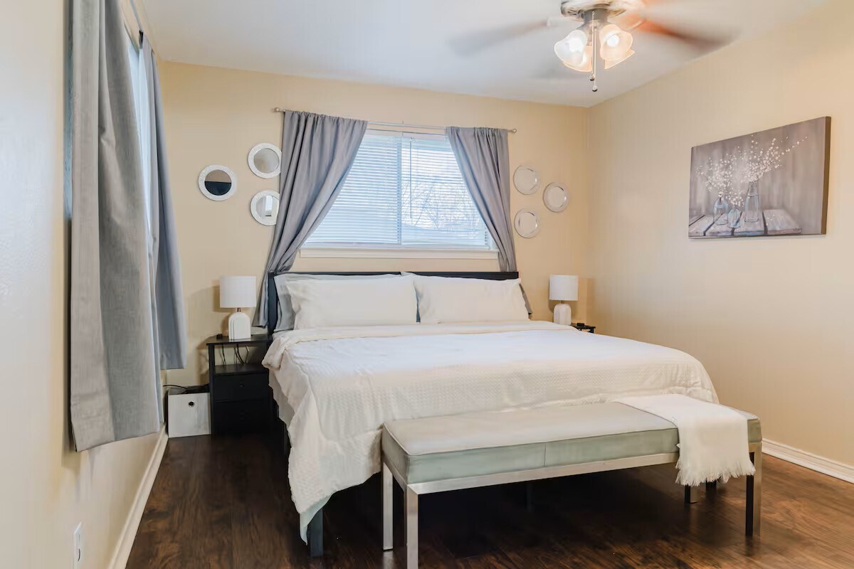 Master Bedroom with Large King bed-Shared bathroom - 317 Willow Wood Ln