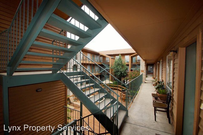 Building Photo - 2501 Manor Rd
