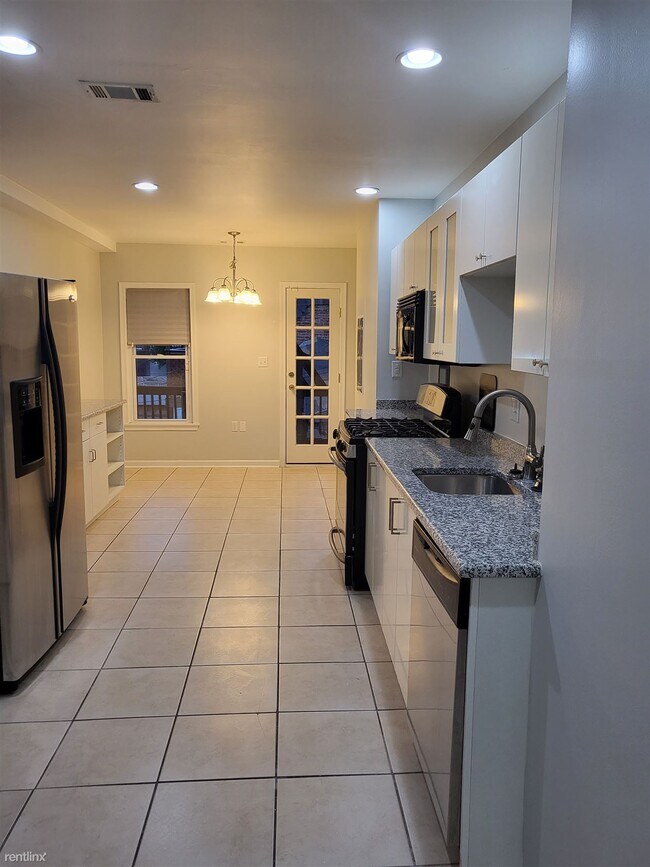 Foto del edificio - 3 br, 2.5 bath Duplex - 2220 Madison Avenue 2