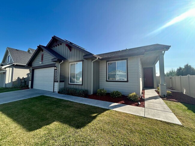 Building Photo - Luxury 3 Bedroom, 2 Bath Home with Granite...