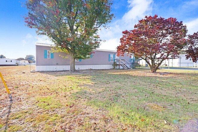 Building Photo - ADORABLE 2 BR, 2 BA W/ WIRED STORAGE BUILD...