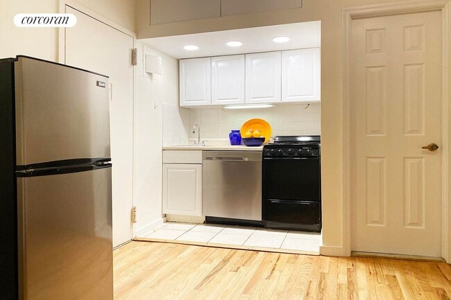 Building Photo - 105 W 77th St