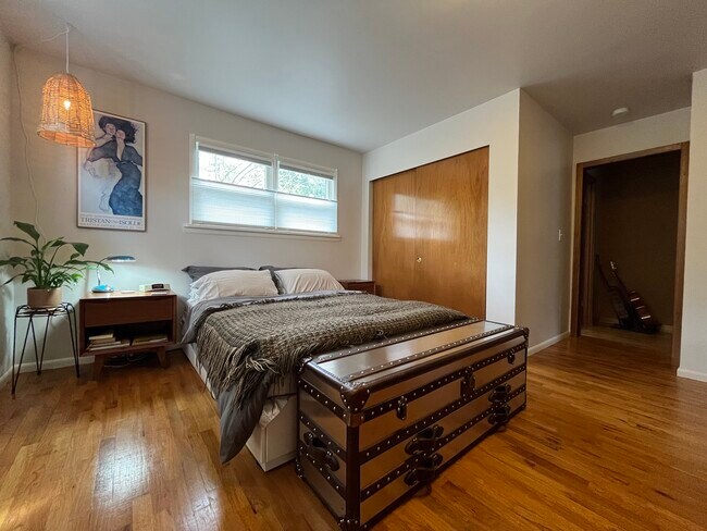 Acceso a baño privado - 19202 20th Ave NW