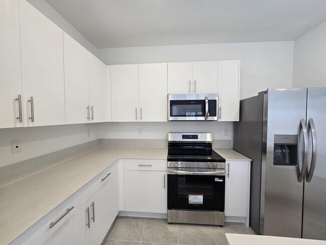 Building Photo - 140 SE 10th St