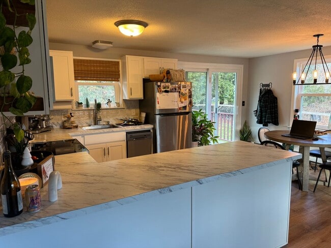 Building Photo - Charming 2 Bed, 1.5 Bath Raised Ranch