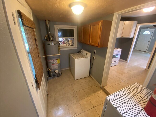 Building Photo - 2103 Holly Dr