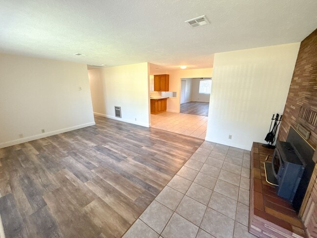 Building Photo - 3 Bedroom, 2.5 Bath House