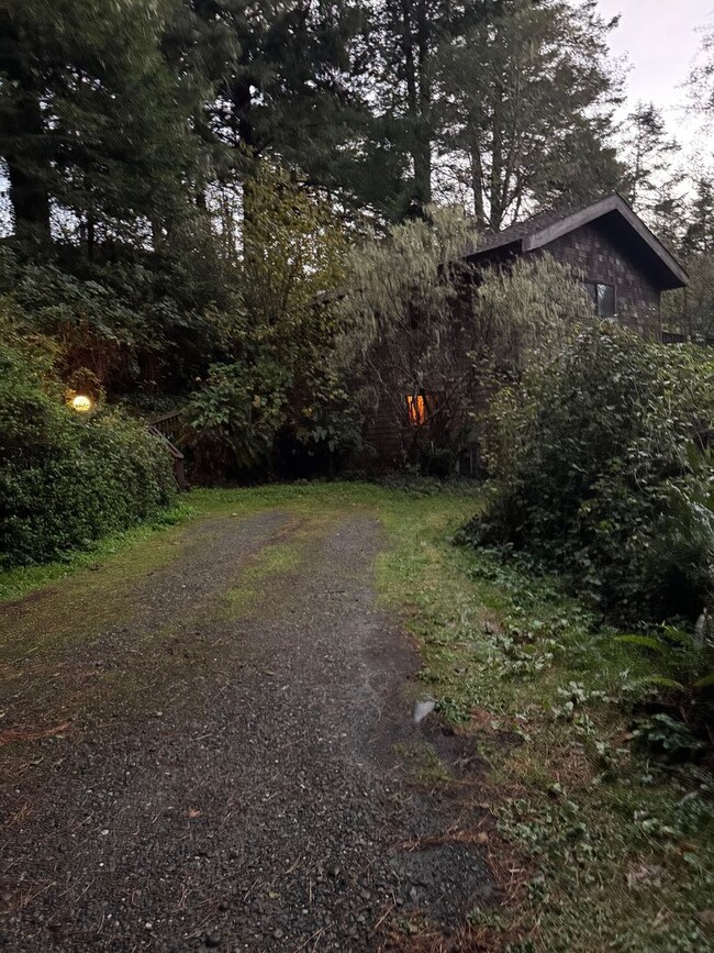 Building Photo - Custom Redwood Home near Moonstone Beach