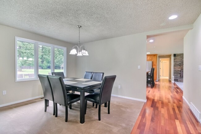 Foto del edificio - Fantastic Remodel in E Renton Highlands!