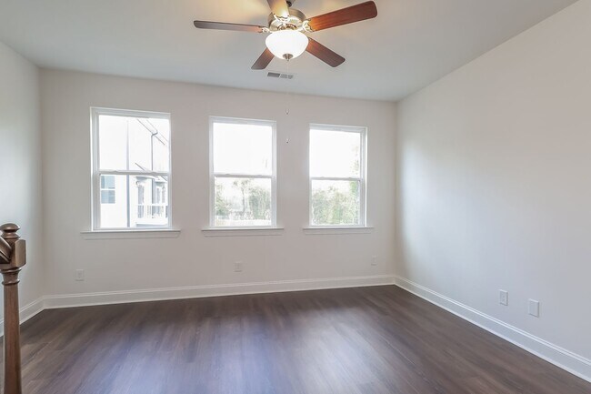 Foto del edificio - Beautiful 3BR 3.5BA Townhome w/ Full Appliance Kitchen - Garage Parking in West End