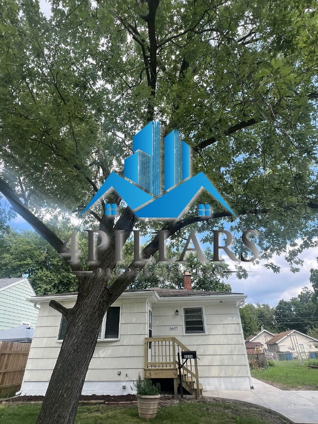 Building Photo - "Charming 2-Bedroom Gem with Finished Basement & Gleaming Hardwood Floors in Hammond!"