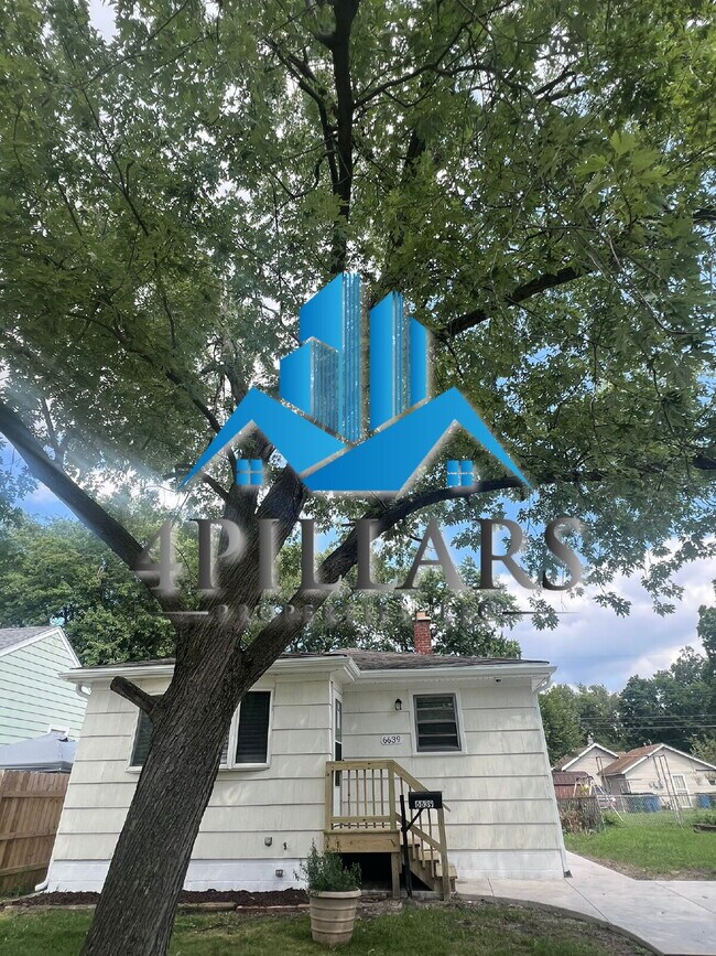 Foto del edificio - "Charming 2-Bedroom Gem with Finished Basement & Gleaming Hardwood Floors in Hammond!"