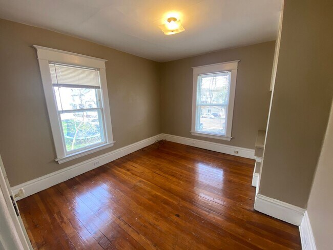 Building Photo - 621 Stanley Terrace NE