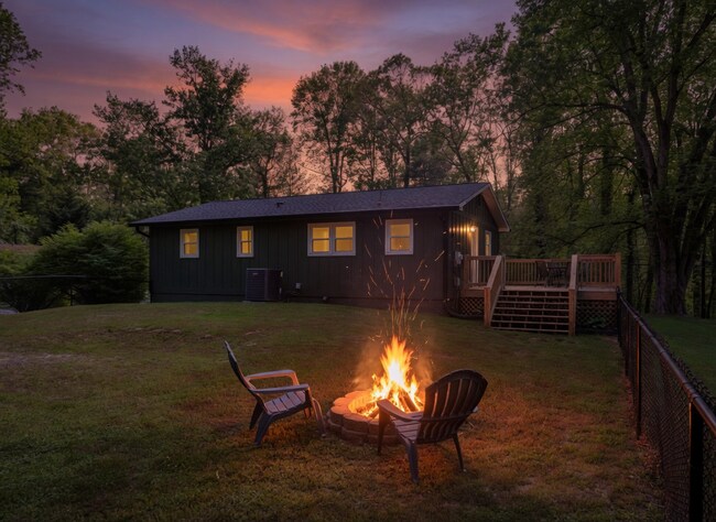 Foto del edificio - Pet Friendly 3/1 House, Fenced Yard, Deck, Fire Pit & Basement