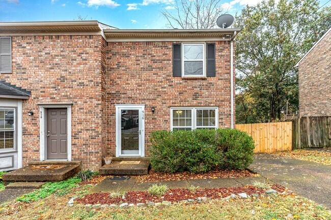 Foto del edificio - Donelson Freshly Updated 2 Bdrm Townhome Available Now!