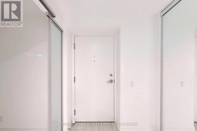 Building Photo - 950 Portage Pkwy