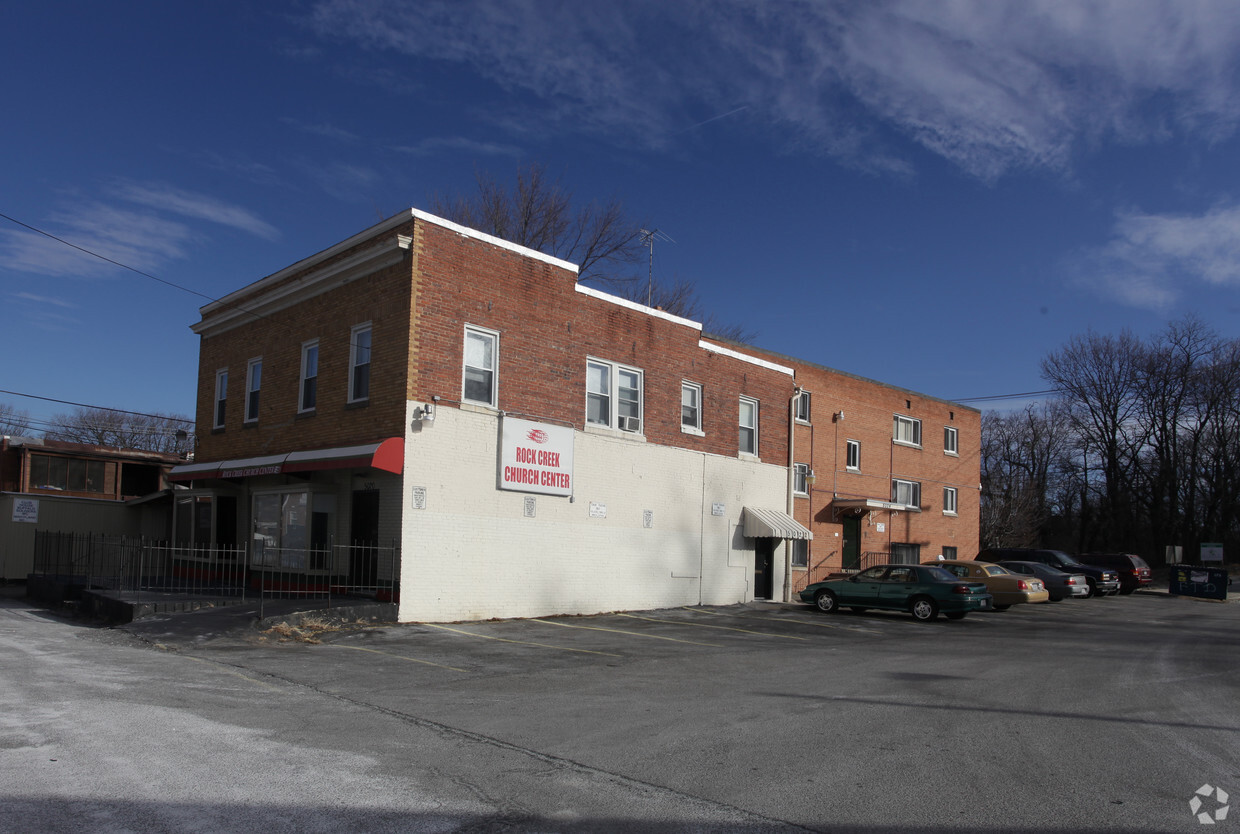 Building Photo - 5024 Fort Totten Dr NE