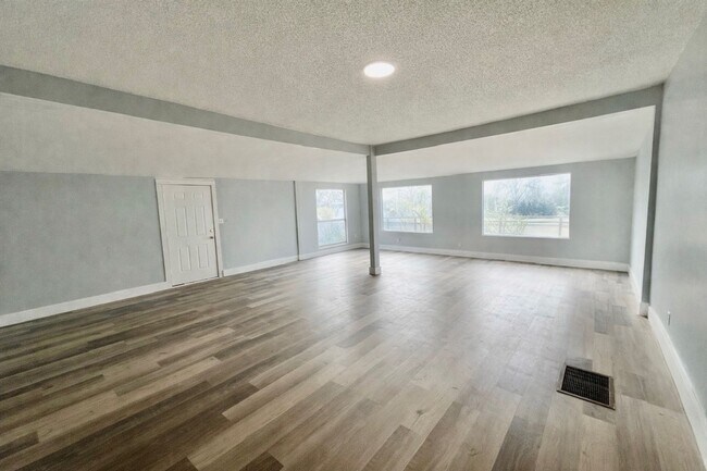 Foto del edificio - Beautifully Remodeled 4BR/2BA Lakeland Home NO APPLICATION FEE!