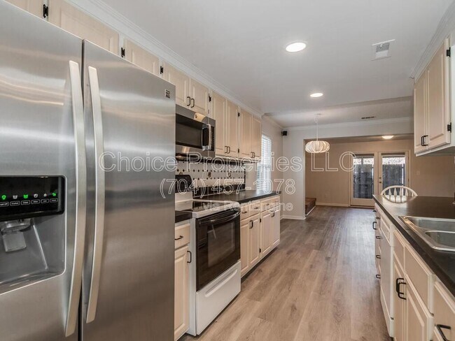 Foto del edificio - 8358 Knights Bridge Rd