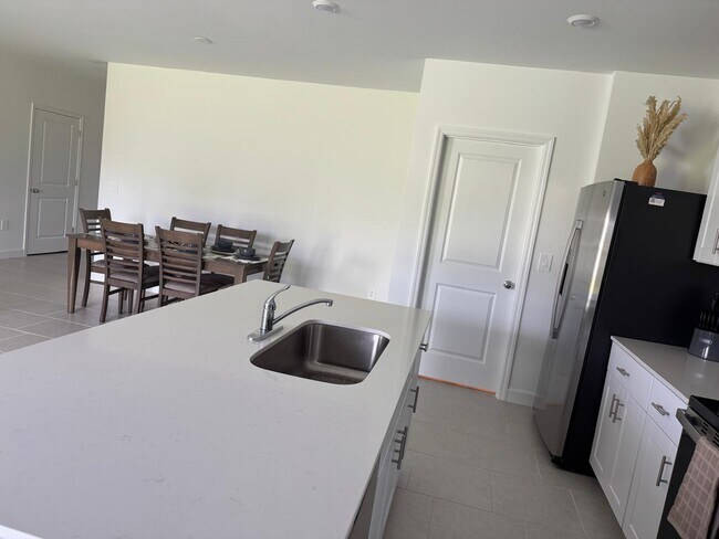 Foto del edificio - 7111 Weeping Pine Dr