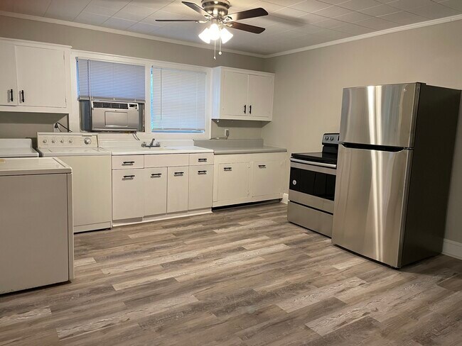 Kitchen - 312 Oakhurst Ave