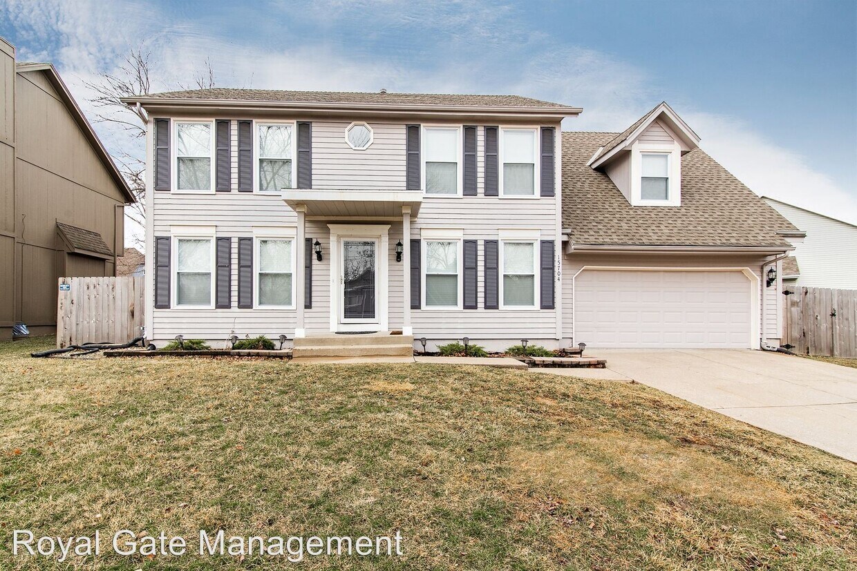 4 br, 2.5 bath House 15704 Outlook St House Rental in Overland Park