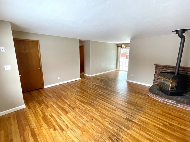 Building Photo - Three bedroom, Two bath House