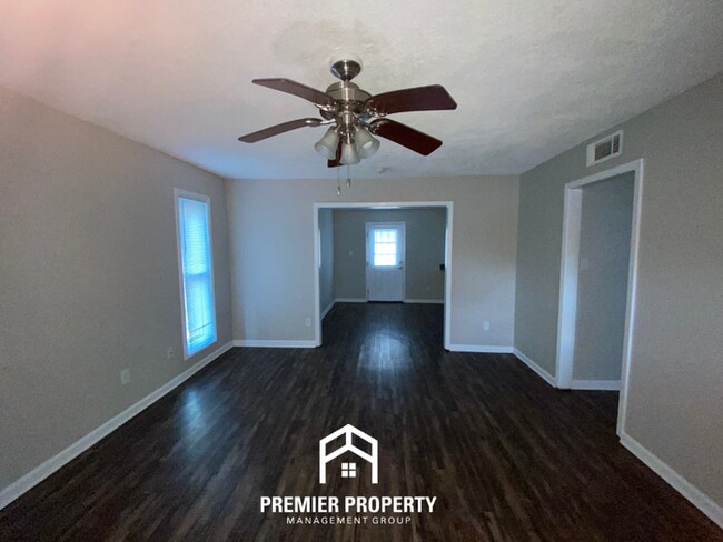 Foto del edificio - 3 Bedroom Home for Rent in Memphis, TN | Brick Fireplace & Fenced Backyard