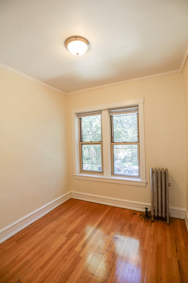Building Photo - 1361 W Greenleaf Ave