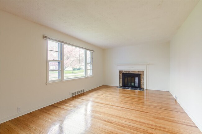 Foto del edificio - 345 Colebourne Rd