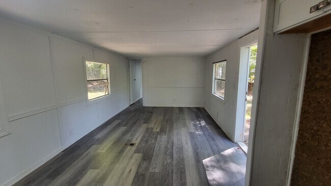 Building Photo - Two Bedroom Mobile home on Large Lot!