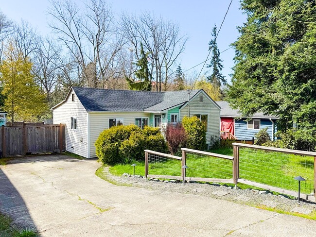 Beautiful newly remodeled 3 bed/2 bath home! Walking distance to Northgate Lightrail! - Beautiful newly remodeled 3 bed/2 bath home! Walking distance to Northgate Lightrail!