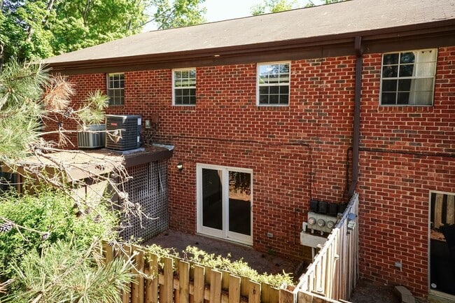 Foto del edificio - Fully Renovated 2BR Townhome-Style Condo – Available Now!