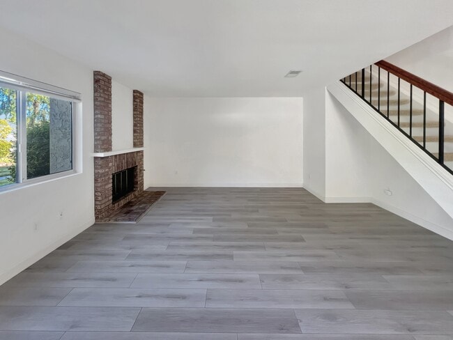 Building Photo - 13760 Comuna Dr