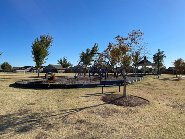 Foto del edificio - Neighborhood pond, playground, walking tra...