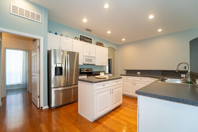 Building Photo - 109 Bilbao Dr