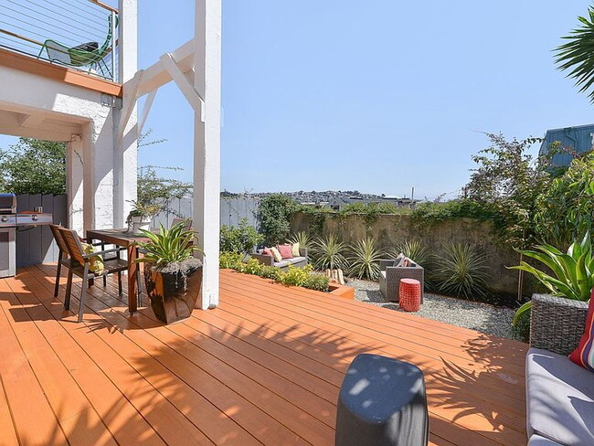 Building Photo - "Spacious 3-Bedroom Gem with 2 Full Baths in the Heart of San Francisco – 1938 Sq Ft of Modern Co...