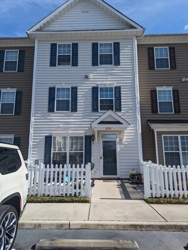 3 Level Townhome - 2214 Gentry St