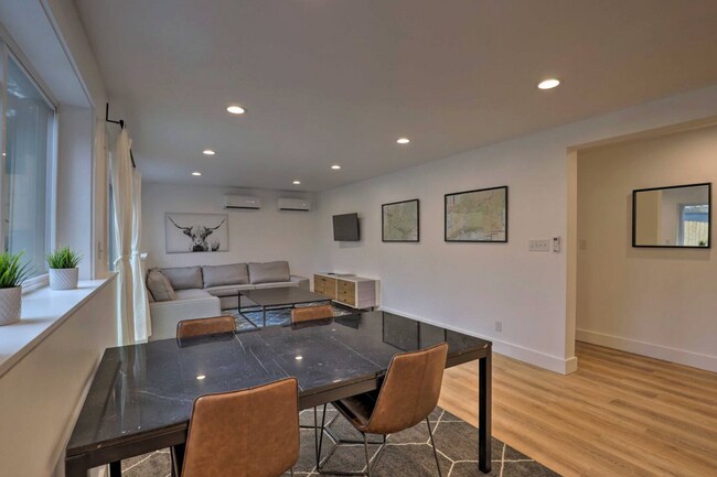 Foto del edificio - Black Mountain Furnished Lower Level Apart...