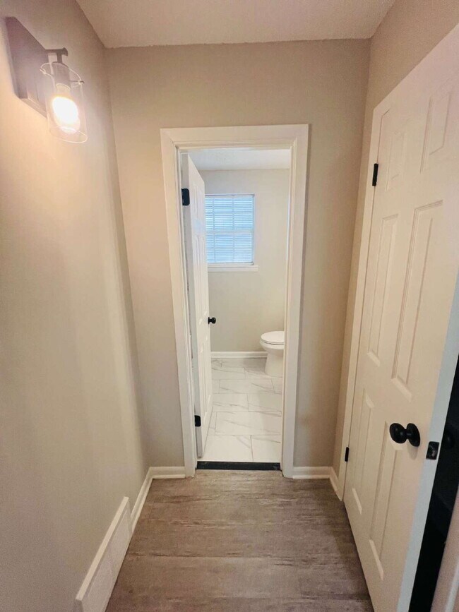 Building Photo - 3-Bedroom Duplex with 2.5 Baths in Prime Memphis!