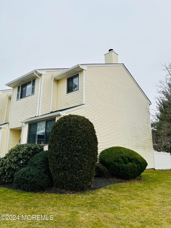 Building Photo - 211 Clubhouse Dr