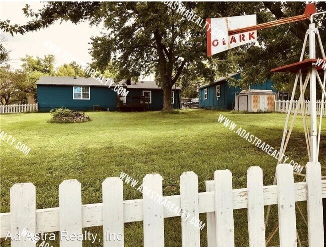 Building Photo - 2 br, 1 bath House - 4 S 5th St