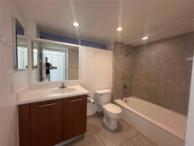 Foto del edificio - 650 NE 64th St