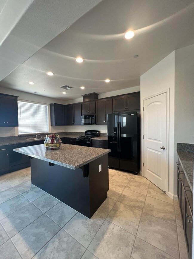 Foto del edificio - Welcome to modern living in a secure, gated community!