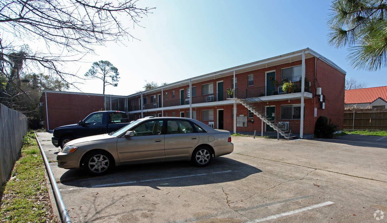 Primary Photo - San-Lyn Apartments