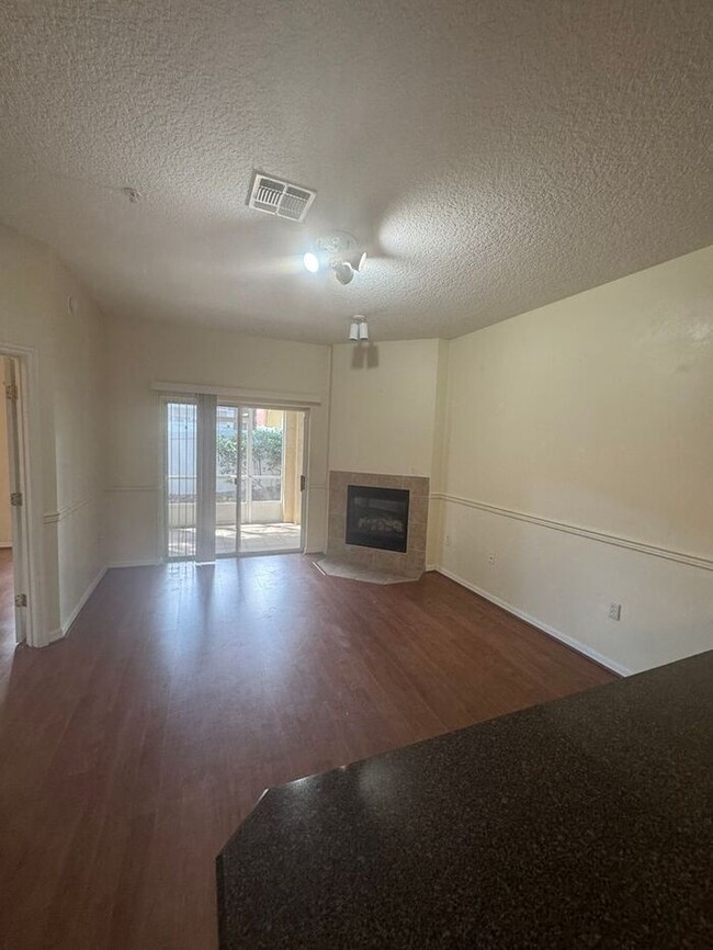 Building Photo - 3 Bedroom 2 Bath - Lovely and Cozy Condo f...
