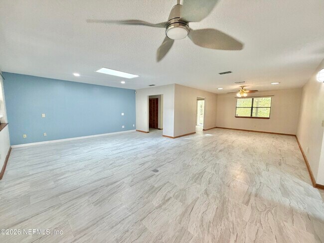 Foto del edificio - 3990 Clearwater Ln
