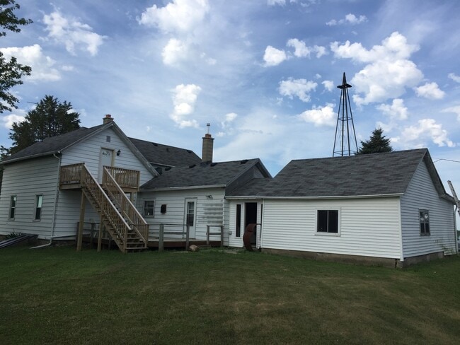 Building Photo - Country Comfort in Fort Atkinson