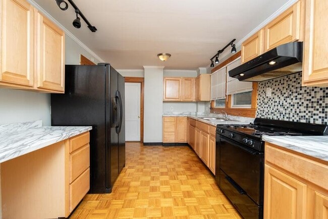 Building Photo - 614 Hoosick St